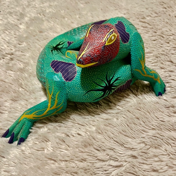 Iguana Alebrije Wood sculpture folk art Oaxaca, Mexico Javier C - Picture 6 of 11